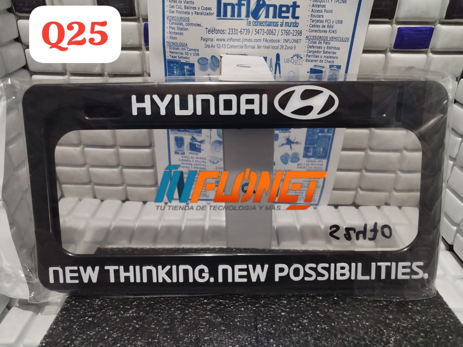 Par de portaplacas para carros hyundai color negro con logotipos plateados y eslogan New Thinking New Possibilities Inflonet Guatemala
